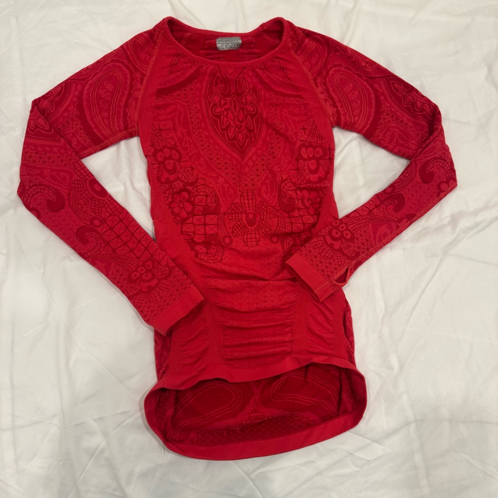 Athleta Red Paisley Compression Shirt Long Sleeve Top Thumbholes Medium Red M